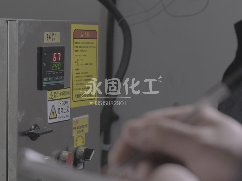 【深度技术解析】回南天木门开裂终结者！永固36%压门胶实测数据揭秘：含水率≤9%背后的分子交联技术